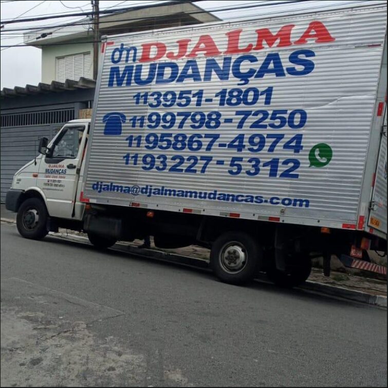 Caminhão da Djalma Mudanças estacionado na rua